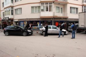 Freni boşalan otomobil, iki ara&ccedil;la, motosiklete &ccedil;arptı