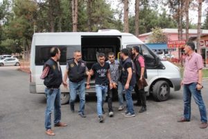 Yol kesen PKK'lılar tutuklandı