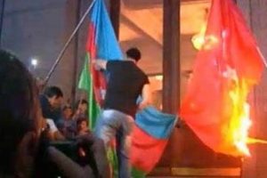 Ermenistan'da T&uuml;rkiye bayrakları yakıldı