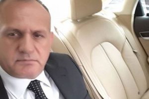 D&uuml;zce Belediye Başkanı 650 bin TL'lik makam aracında selfie &ccedil;ekti
