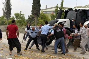 Adana'da &ccedil;ift&ccedil;iler eylem yaptı! Ortalık karıştı