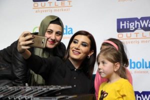 İrem Derici, hayranlarını coşturdu