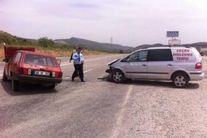 G&ouml;lbaşı'nda iki otomobil &ccedil;arpıştı: 5 yaralı