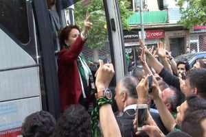 Akşener taraftara '&uuml;&ccedil;l&uuml;' &ccedil;ektirdi