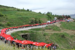 Soykırım iddialarına karşı dev bayrakla y&uuml;r&uuml;d&uuml;ler
