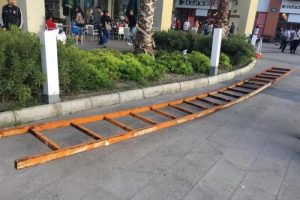 Fırtına nedeniyle AVM'nin &ccedil;atısından merdiven d&uuml;şt&uuml;: 2 yaralı
