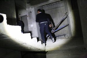 Kimlik soran polise silah &ccedil;ekti!