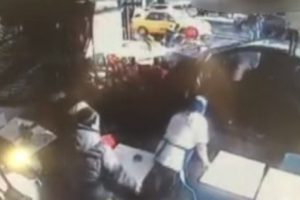Otomobil restorana daldı!