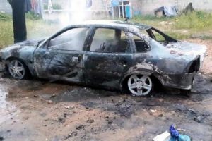 Sokak kavgasında ev ve otomobiller yakıldı