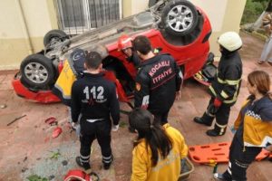 Apartman yanına d&uuml;şen otomobil ters d&ouml;nd&uuml;