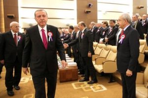 T&ouml;rende Erdoğan ve Kılı&ccedil;daroğlu arasında soğuk anlar