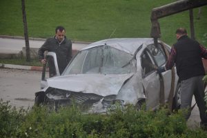 Bursa'da u&ccedil;an otomobil duvarı deldi!