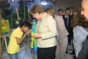Suriyeli m&uuml;lteci &ccedil;ocuk Merkel'in elini &ouml;pt&uuml;