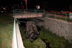 Zonguldak'ta otomobil dereye u&ccedil;tu: 2 yaralı