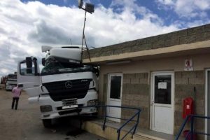 Freni tutmayan TIR bina duvarına &ccedil;arptı