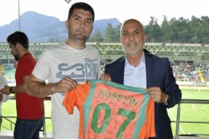 Alanyaspor'dan 10 bininci taraftara forma