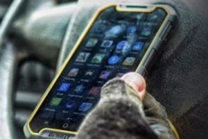 İnşaat devinden 60 derece sıcaklığa dayanıklı akıllı telefon