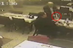 &Ccedil;orba hesabını &ouml;deyen arkadaşını b&ouml;yle &ouml;ld&uuml;rd&uuml;
