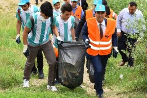 Başkan Edebali Bursa'da &ouml;ğrencilerle &ccedil;&ouml;p topladı