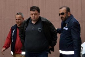 G&uuml;venlik g&ouml;revlisi, &uuml;niversiteliyi bı&ccedil;akla ağır yaraladı