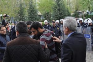 &Uuml;niversitede &ouml;ğrencilerin bildiri kavgası: 13 yaralı