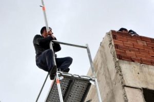 İnşaat iskelesinde intihara kalkışan işsiz genci polis ikna etti