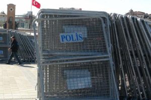 1 Mayıs &ouml;ncesi Taksim Meydanı'na bariyerler getirildi