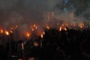 Şampiyon futbolcudan sevgilisine g&ouml;r&uuml;lmemiş evlenme teklifi