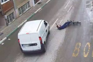 Bursa'da bisiklet ile ticari aracın &ccedil;arpışması kamerada