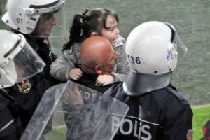 Trabzonlu minik taraftar, Fenerbah&ccedil;e soyunma odasına girmeye &ccedil;ekindi