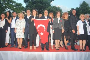 Cumhuriyet kadınları i&ccedil;in podyuma &ccedil;ıktılar...
