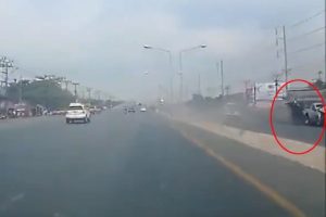 Otomobil s&uuml;r&uuml;klediği pikapla kamyona &ccedil;arptı