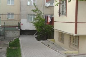 Dayısı ve yengesini bı&ccedil;akla &ouml;ld&uuml;rd&uuml;, oğlunu yaraladı