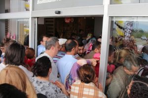 Aydın'da 'ucuzluk' izdihamı