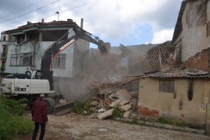 Bursa Gemlik'te metruk binalar yıkılıyor