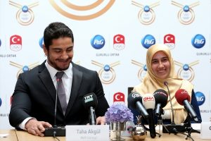Taha Akg&uuml;l'&uuml;n g&ouml;z&uuml; altın madalyada