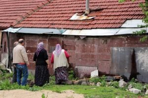Akan &ccedil;atıyı onarırken d&uuml;şerek yaralandı
