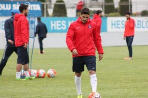 Trabzonspor'da &Ouml;zer, kadro dışı kararına rağmen zorla antrenmana &ccedil;ıkmak istedi