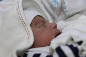 Babası 3 ay &ouml;nce şehit olan 'Umut Nuh' d&uuml;nyaya geldi