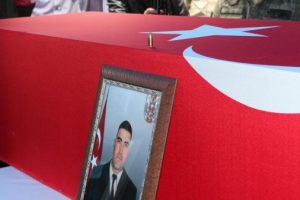 Şehit uzman &ccedil;avuş &Ccedil;etinkaya'ın amcası tabuta kurşun bıraktı
