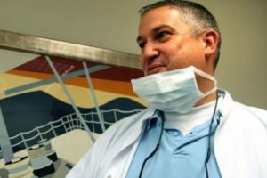 Sağlam dişleri &ccedil;eken 'sadist diş&ccedil;i'ye 8 yıl hapis cezası