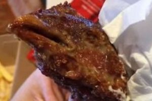 Kanat aldı, i&ccedil;inden tavuk kafası &ccedil;ıktı