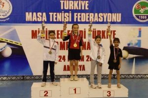 Yalovalı minik raketlerden b&uuml;y&uuml;k başarı