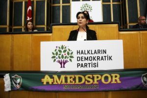 HDP k&uuml;rs&uuml;s&uuml;ne Amedspor atkısı