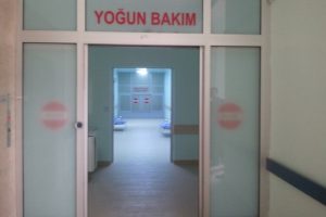 M&uuml;d&uuml;r&uuml;n odasından atlayan liseli gen&ccedil; kız hala yoğun bakımda