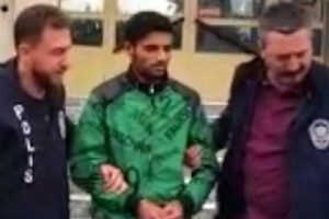 Tartıştığı sevgilisinin y&uuml;z&uuml;n&uuml; bı&ccedil;akla kesti