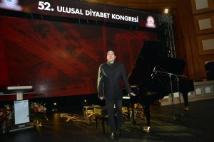 Fazıl Say sağlık personeli i&ccedil;in &ccedil;aldı