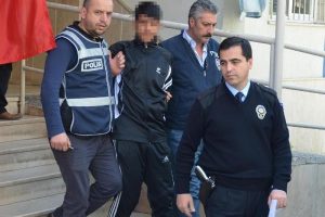 Polise saldıran raporlu gen&ccedil; &ouml;nce serbest kaldı sonra tutuklandı
