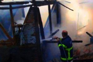 &Ccedil;orum'da ahşap ev k&uuml;l oldu