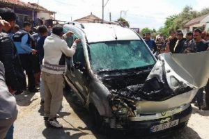 Evdeki yangın otomobile de zarar verdi